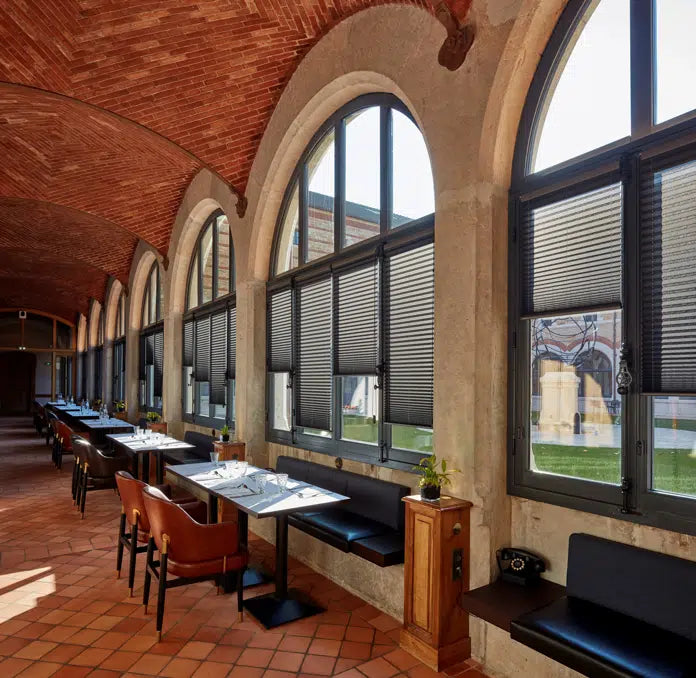 İşletmelere Özel Plise Perdeler – Estetik ve Fonksiyonel Çözümler