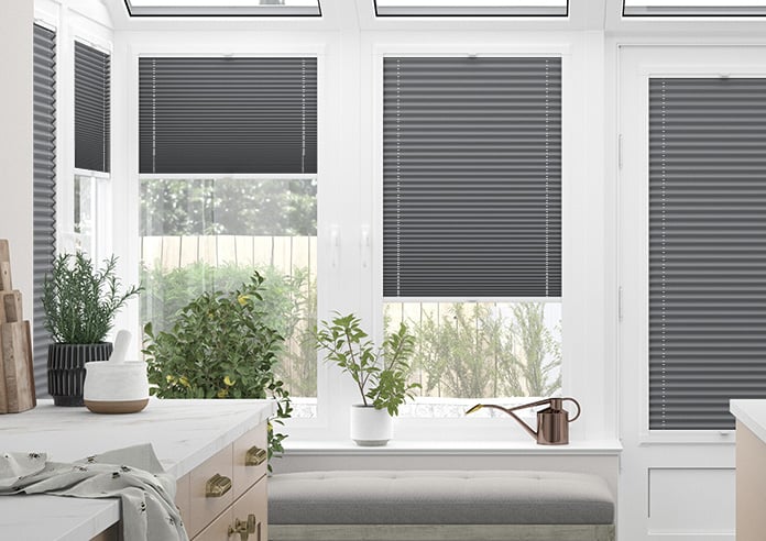 Salon İçin Modern Plise Perde – Şık ve Işığı Ayarlayan Tasarım