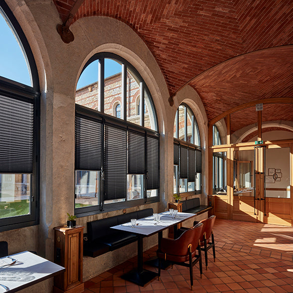 İşletmelere Özel Plise Perdeler – Estetik ve Fonksiyonel Çözümler